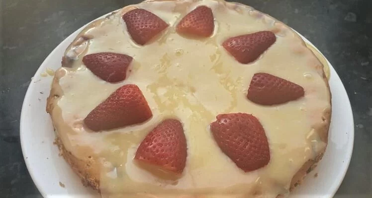 Tarta de fresa con conguitos y cobertura de chocolate blanco en Mambo de Jeroni Sagrera Cerda